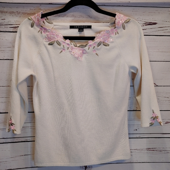 INSIGHT Scalloped Floral Top - Picture 2 of 8